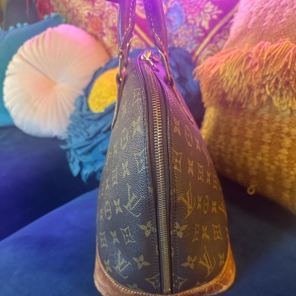 AUTHENTIC LOUIS VUITTON “Alma” purse - bottom damaged - Picture 6 of 16